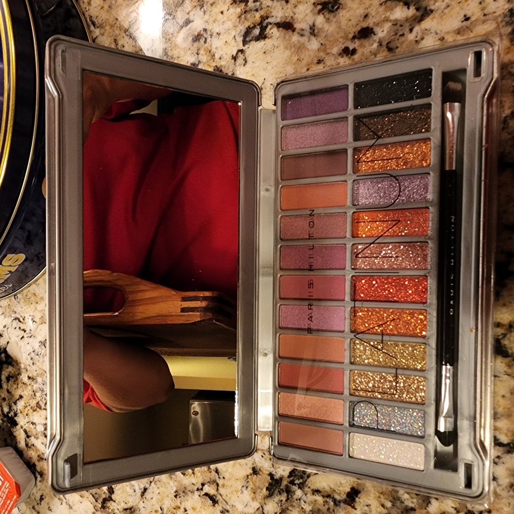 Paris Hilton Platinum 24 pan eyeshadow pallette - Picture 2 of 4